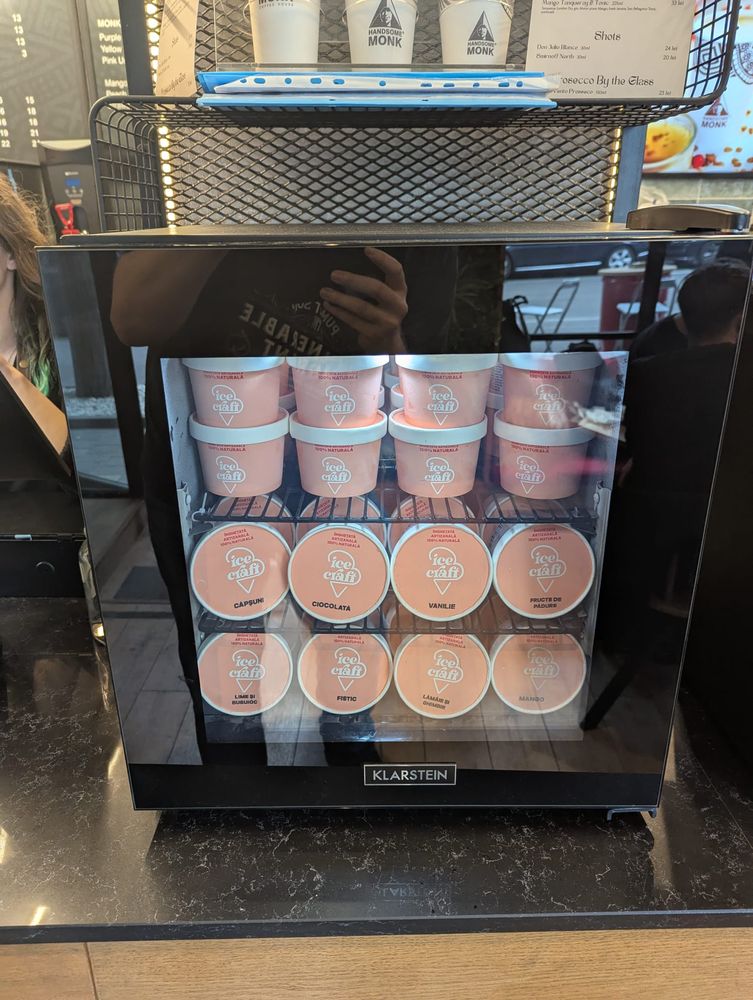 Vitrina frigorifică brandată IceCraft cu casolete de înghețată artizanală, expusă într-o cafenea din Constanța