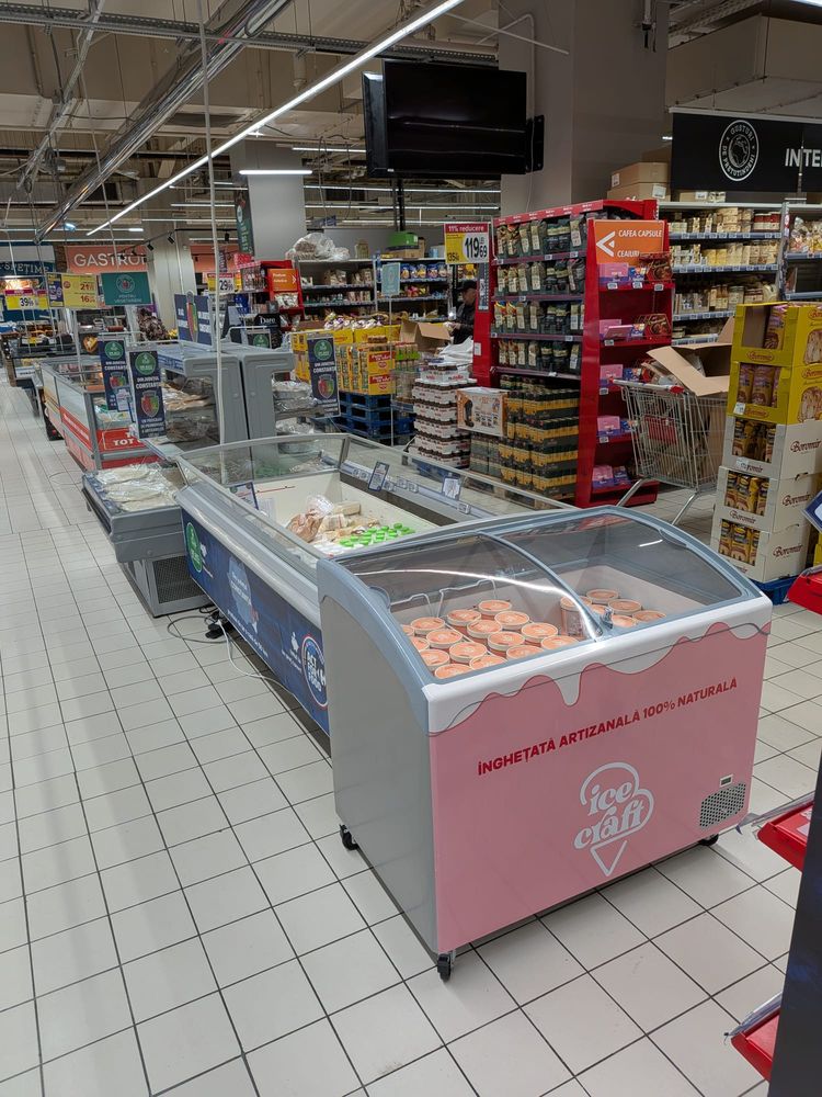Ladă frigorifică IceCraft cu înghețată artizanală 100% naturală, prezentă în raionul unui supermarket din Constanța