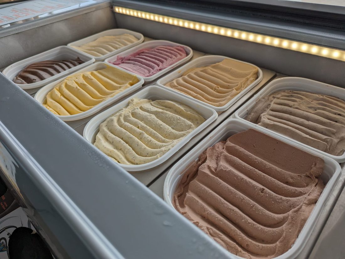 Sortiment gelato artizanal IceCraft &mdash; 25+ arome naturale preparate fără coloranți sau premixuri industriale
