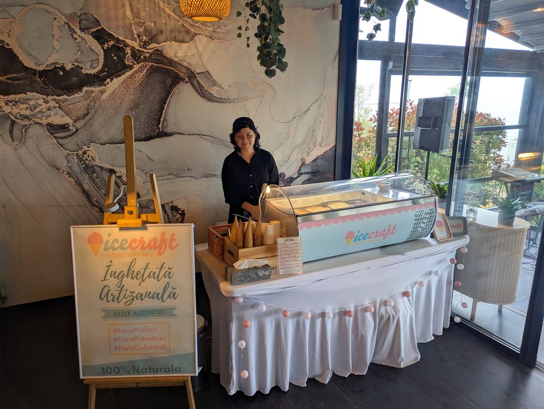 Setup profesional Ice Cream Bar IceCraft &mdash; vitrină frigorifică cu branding, decor elegant, personal calificat la eveniment privat